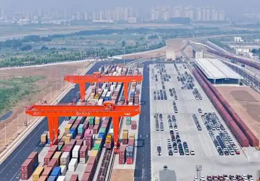 合肥派河港站铁路物流基地春运货物装车忙